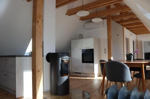 Fuchshain Apartment | Drei-Seiten-Hof Étable mit Schwimmteich und Klimanlage