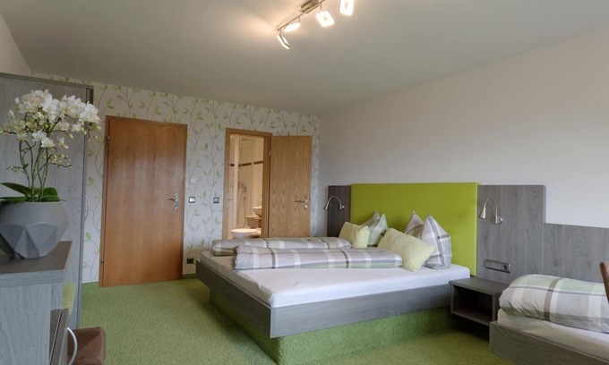 Hagnau Apartment | Dreibettzimmer mit Dusche/WC