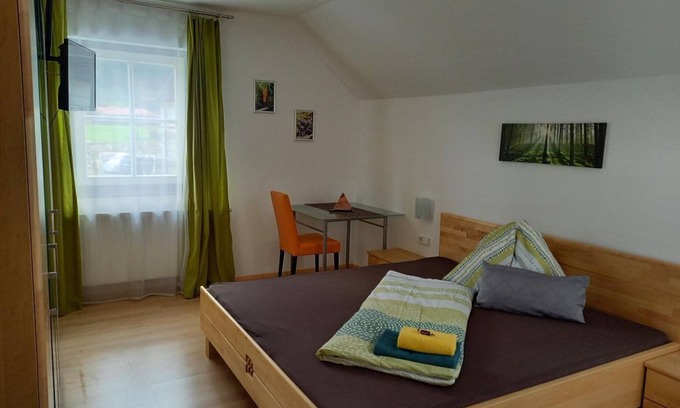 Stadl-Predlitz House | Dreibettzimmer, Dusche, WC, Bergseite - Gasthof zum Postwirt