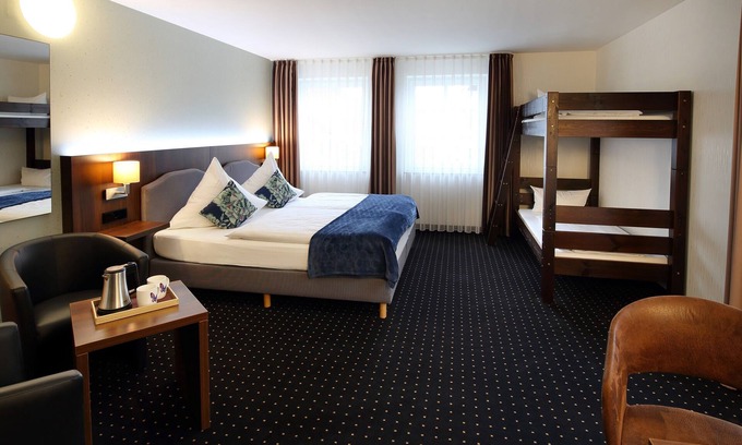 Langenau Apartment | Dreibettzimmer mit Dusche und WC