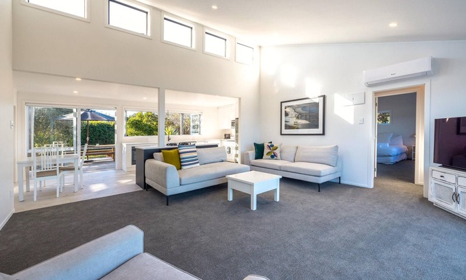 Blackpool House | Driftwood Beach House - Driftwood Beach House is a newly renovated modern family home with three bedrooms, two bathrooms a large kitchen and a spa pool. Located on the shores of Blackpool Beach in Oneroa on a quiet (access only) road this is a beauti