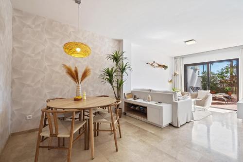 Castillo de Sabinillas Apartment | Driftwood Escape - Puerto de la Duquesa