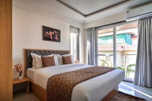 Wai Hotel | Drizzle Resort with Swimming pool Near Maapro Garden