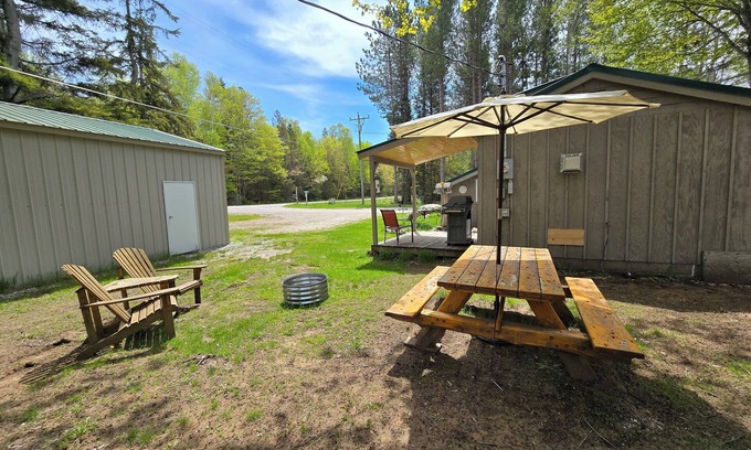 Drummond Cabin | Drummond Island Hotel & Vacation Homes - Heardy's Yada Yada