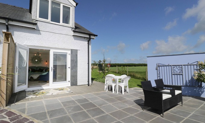 Llanerchymedd Cottage | DRWS Y GORLAN, romantic, country holiday cottage in Llanerchymedd