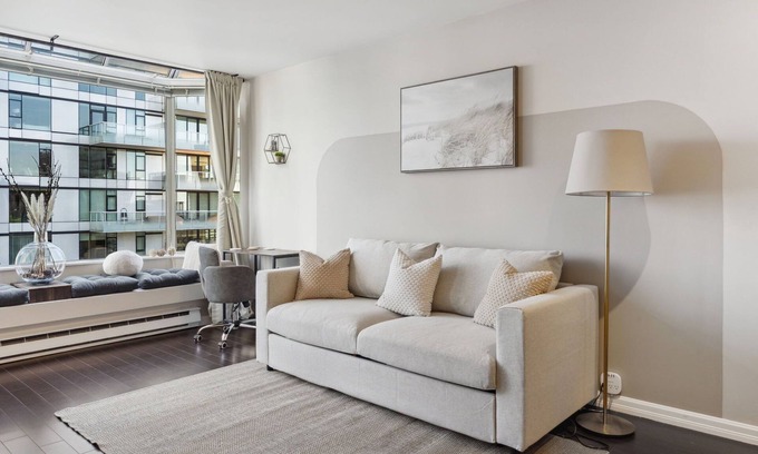 Downtown Vancouver Apartment | DT Penthouse| Free Parking| Balcony| 9min to Beach