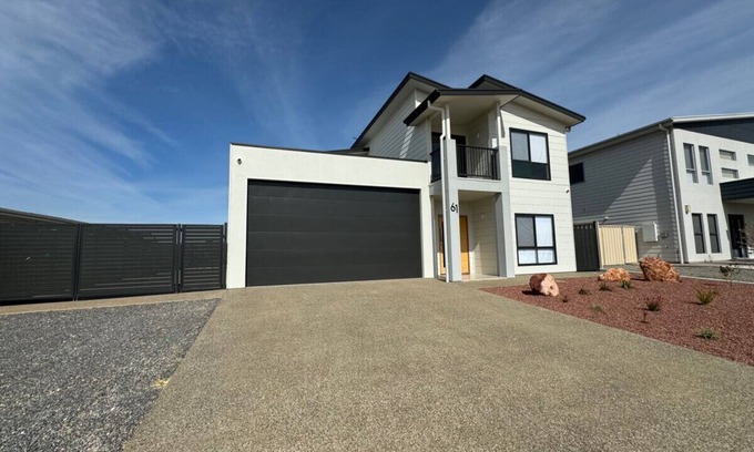 Port Hughes Apartment | Dunes View - Designer Home with Golf Course Frontage