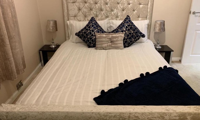 Dunfermline Apartment | Dunfermline GF flat, 5 min walk to Train St. and High St.