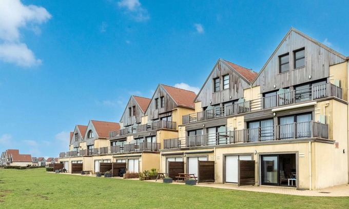 Wimereux Apartment | Duplex in Wimereux with Balcony, Parking and Wi-Fi