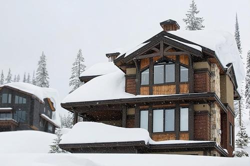 Big White Ski Resort Ski Chalet | Dwight Out Chalet with Hot Tub