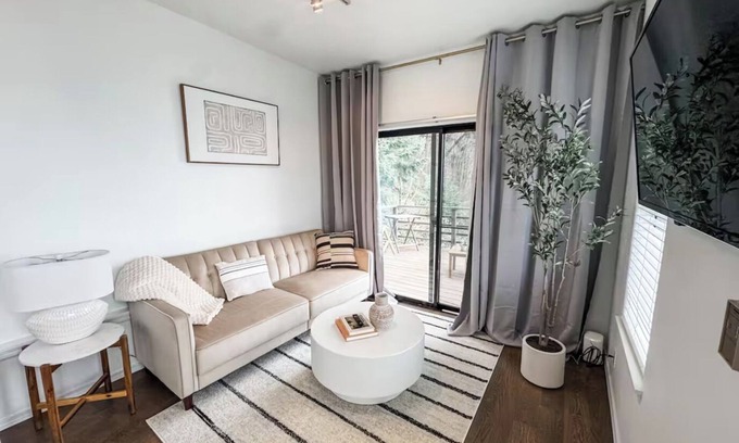 Gatewood Apartment | Dyane's Treehouse C2