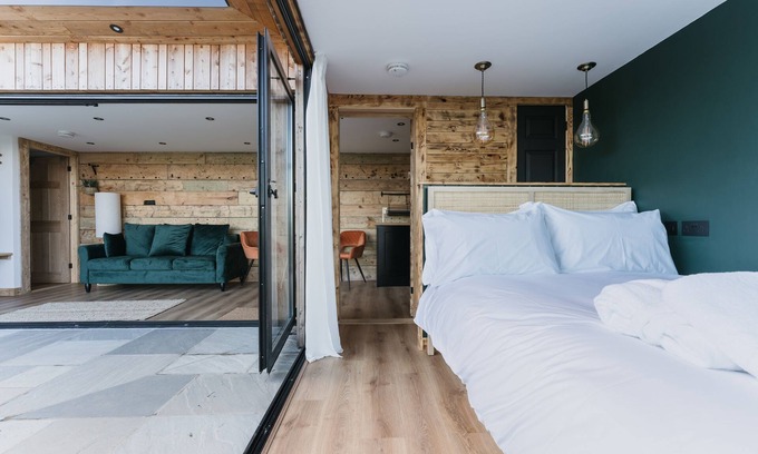 Bethania Cabin | Dyffryn Ceri - luxury converted shipping container