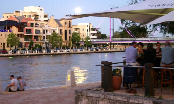 East Perth House | E.Perth riverside T/House 150m to Shops & Eats.