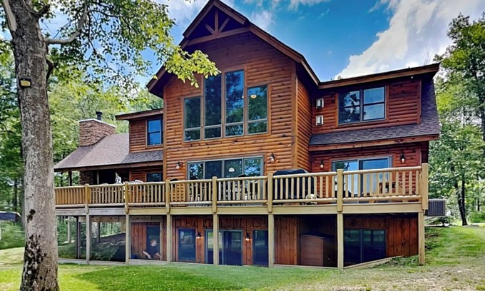 McHenry House | Eagle on 7 | Golf Area Home, Scenic Views, Hot Tub