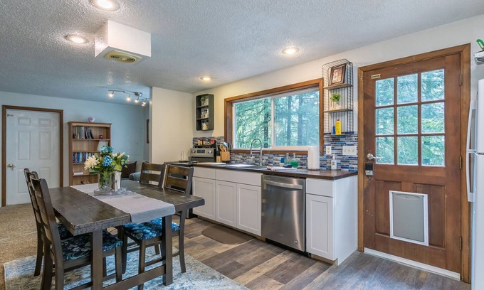 Paradise Estates Cabin | Eagle's Glen: 3BR Rainier family getaway. Kids & pets friendly BY Betterstay