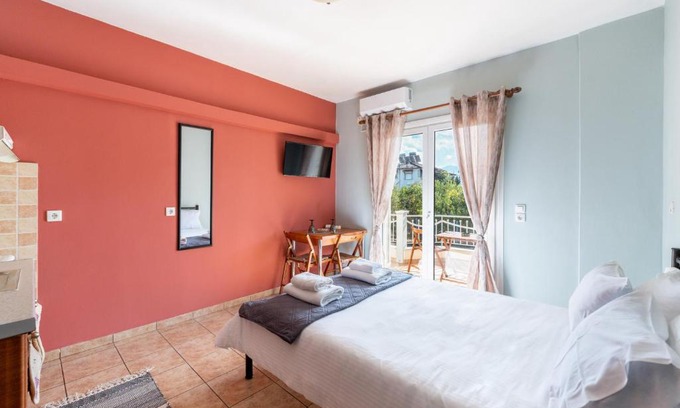 Aigio Apartment | Eagle's Nest - 'Bella' studio flat
