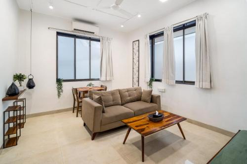 Khar Apartment | Earthy 1BHK Bandra W by The Bombay Home Company