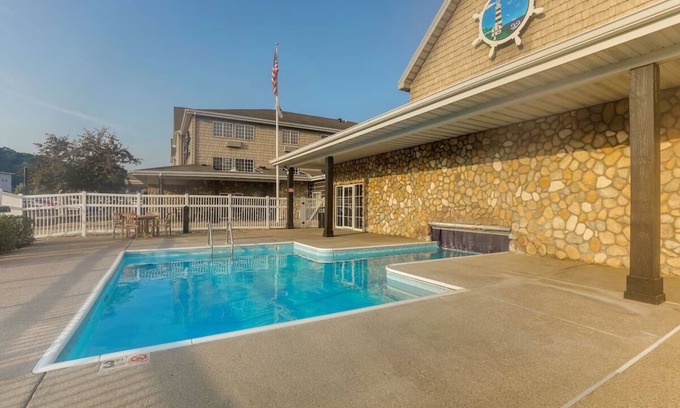 Peoria Hotel | Ease Your Senses! Elegant Lodging with Stunning Views of IL's River Valley