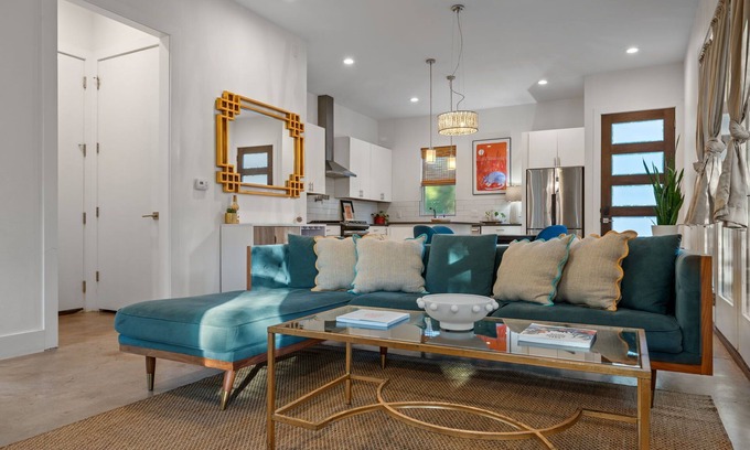 Johnston Terrace House | East Austin 3BR Sleeps 8 Free Parking ACL + F1