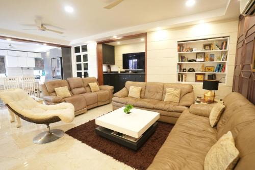 Behala Apartment | Eastern Elegance by JadeCaps3BHKAlipore