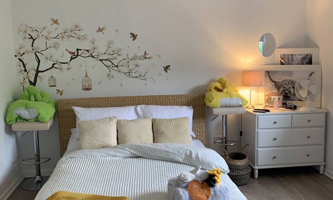 East Kilbride Apartment | Eastkilbride , A bright 2 bed apartment facing a Park view with balcony .