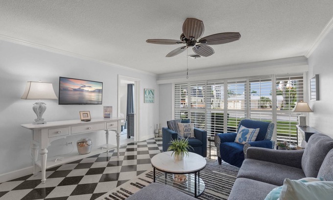 Saint Armands Key Condo | Eclectic Cottage Condo Steps to Lido Beach & St. Armand's, Heated Pool, Spa, & Parking Included!