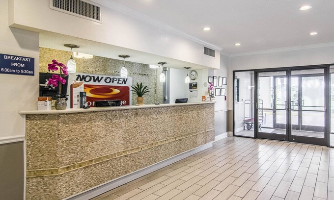 Darien Hotel | Econo Lodge Darien