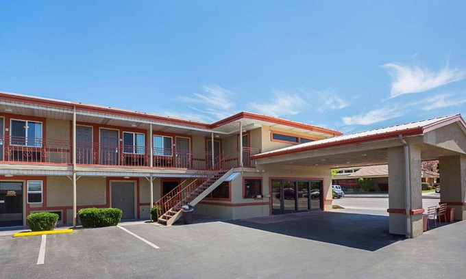 Hurricane Cabin | Econo Lodge Hurricane Zion Park Area