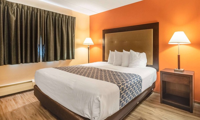 Windsor Locks Hotel | Econo Lodge Inn & Suites Windsor Locks Bradley Airport