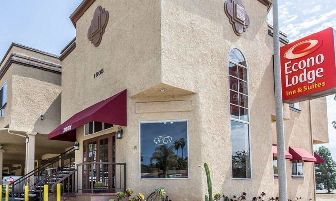 Fallbrook Hotel | Econo Lodge Inn & Suites Fallbrook Downtown