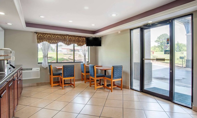 Evergreen Hotel | Econo Lodge Inn & Suites
