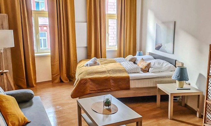 Rudolfsheim-Funfhaus Apartment | Economy Apt. Well Connected to the Whole City