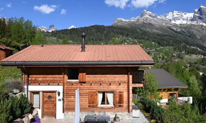 Chamoson House | Ecureuil noir by Interhome