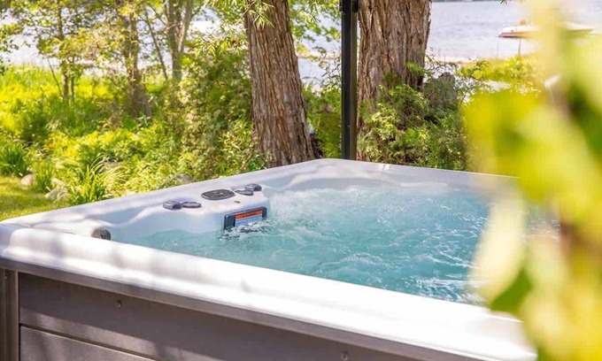 Stanstead Township Ski Chalet | Edge of Lake Lovering - Spa - Calypso