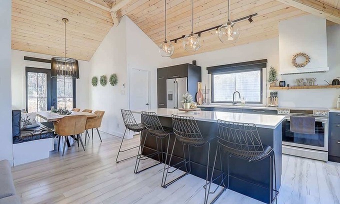 Stanstead Township Ski Chalet | Edge of Lake Lovering - Spa - Chic Shack