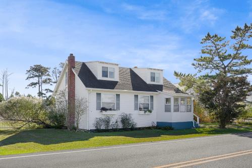 Chincoteague House | Egret's Walk - Charming Cottage on North Main!
