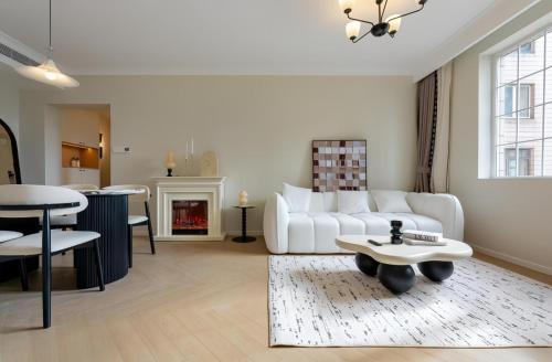 Dapuqiao Apartment | EHUB - Wukang Building 3Bedroom Apt in Bustling Commercial area, 10m away from subway