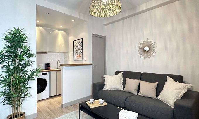 Passy Apartment | Eiffel Tower - Apartment for 4 with elevator