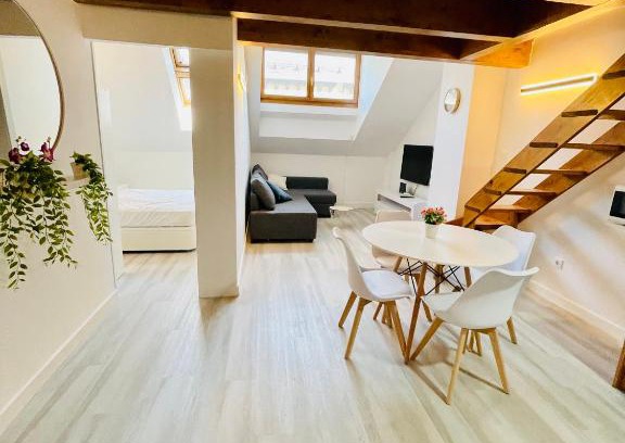 Biescas Apartment | El Ático Nuevo en el centro con ascensor, garaje, aire acondicionado y WiFi