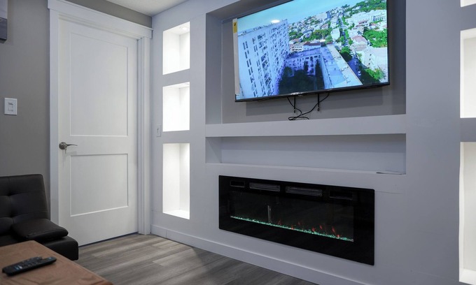 Regina Apartment | Elegant 2-bedroon Suite by Mosaic Stadium & REAL in Regina close to the Airport.