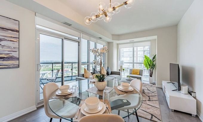 Hurontario Condo | Elegant 2+Den, 2 Bath, Breathtaking View, Parking