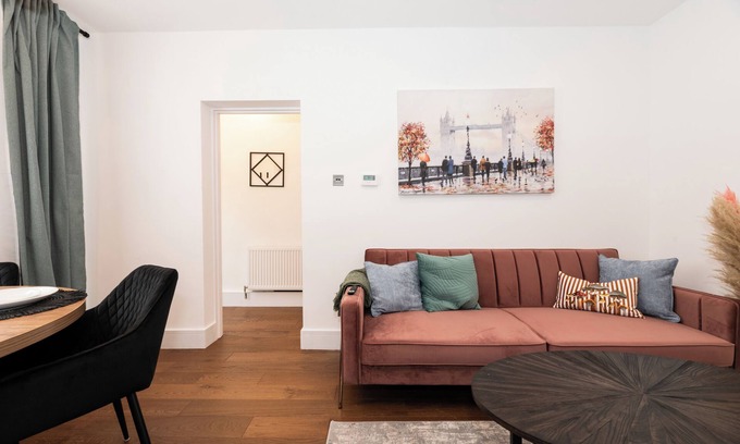 Greenwich Apartment | Elegant 2BR Home | C. London Links | Own Entrance