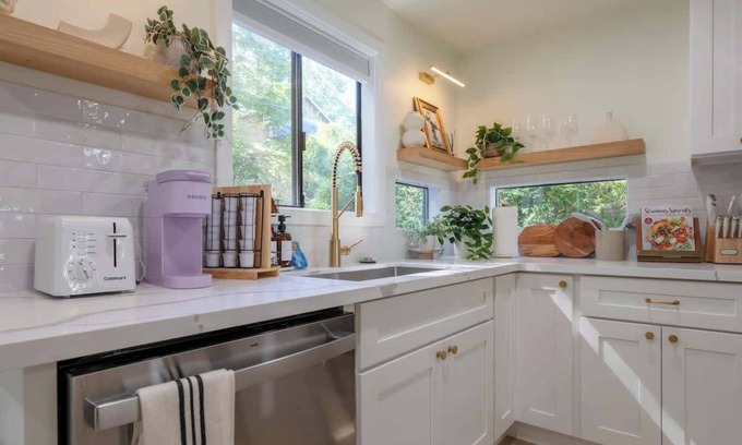 Wallingford House | Elegant 3BR Home: Near UW & Green Lake& Lake Union
