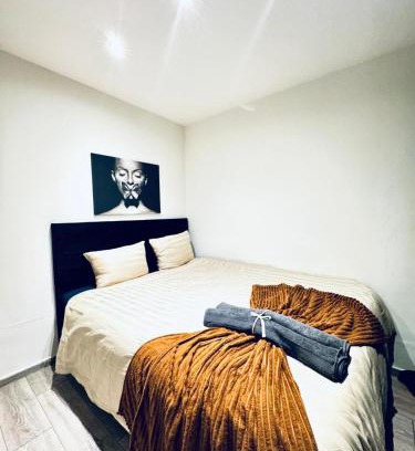 Wahring Apartment | Elegant 5-BR Home , Ideal for Groups & Families