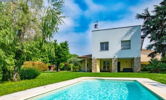 Pieve Vecchia Villa | Elegant and modern villa to head to m50 from the lake with garden, private pool.