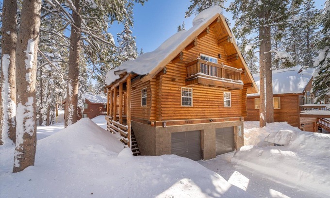 Serene Lakes House | Elegant and Spacious Log Cabin - walk to trails and beach, mins to Sugarbowl.