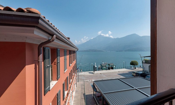 Consiglio di Rumo Apartment | Elegant Apartment with Lake Como View, Wi-Fi and Air Conditioning