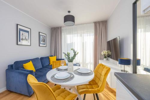 Warsaw Apartment | Elegant Apartment in Warsaw with Parking and Desk for Remote Work by Noclegi Renters