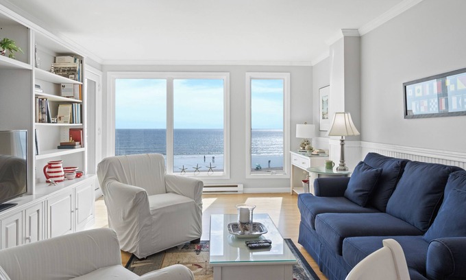 Ocean Park Condo | Elegant Beachfront Condo With Pool