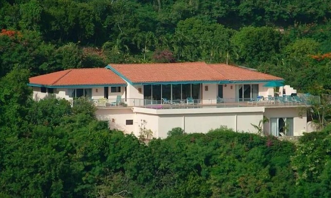 Rendezvous & Ditleff Villa | Elegant, Beautiful, Child-Friendly, Oceanfront Paradise